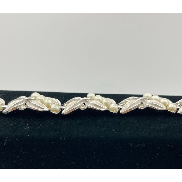 Crown Trifari Vintage Bracelet Silver Tone Leaves Clear Rhinestones Faux Pearl 7 - Picture 2 of 4